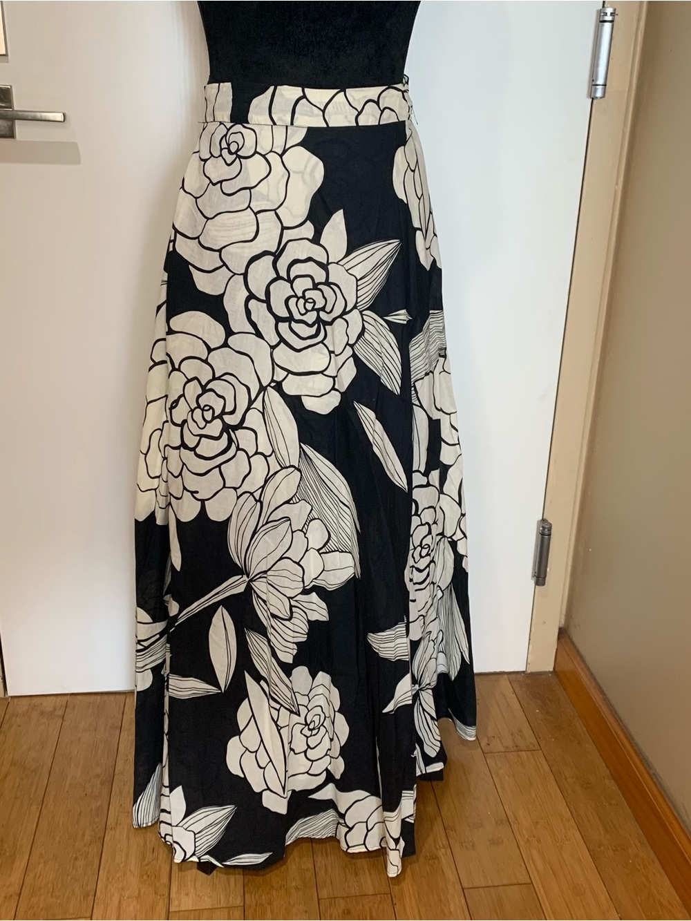 XXS Womens Medium Black and Cream Floral Maxi Wrap Skirt